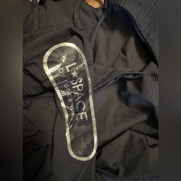 L Space Gianna Classic One-Piece Swimsuit in Black Medium $194.00 MSRP - Picture 6 of 7